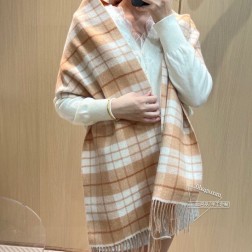  COACH经典 蔻驰围巾也太好看了吧！不仅有颜值还有品质，97%羊毛+3%羊绒，手感超级软糯和舒服，尺寸×30cm，整体宽度还可以，算是个小披肩。正反面做的互补色，一面是经典马拉车。另一面是双色格纹，温温柔柔的感觉围巾一定要冲这一条！情侣款