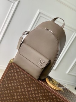 LV M11625 Takeoff 双肩包，浸染色调，金属字母，压纹材质