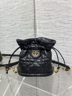 DIOR Miss caro系列最新福袋抽绳的设计让整个包可爱满分绵羊皮材质标志性的藤格纹精致的链条集齐了经典的所有元素绝对是爆款的节奏容量非常可观日常出行用品都能放下既美貌又实用的小包size161318.5cm