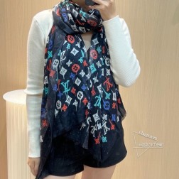  LV上新 会发光发亮的围巾 新款客供亮片 羊绒面料长巾 美翻了御用殿堂级极 新款专柜在售 纯羊绒亮片独特设计风格加上富有驴家经典LOGO图案印花 美丽至极 真的 上身极为奢华上档次 稀有～小贵～好看不好看自己看吧 尺寸xcm 大长巾，%顶级纯羊绒