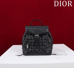 DIOR Dior 最新款双肩包,可可爱爱的造型 经典面料,搭配抽绳设计,既复古又时 尚,容量也相当不错, 可收纳各种小件日常用品,自用超轻便顶部手柄和可调节肩带 无论大人小孩背都好好看 型号:D007-006尺寸:大号23 x 26.7 x 12.5 厘米 小号19.5×18.5×8.5厘米可收纳 1 个钱包、1 部手机、2 个卡夹、太阳眼镜和唇膏