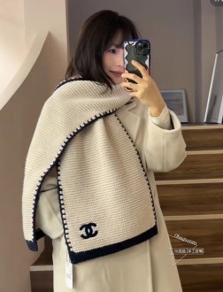 新款 CHANEL羊绒针织长巾 美翻了[流泪]御用殿堂级极品 新款在售 进口纯羊绒时尚银线镶边针织毛线 美丽至极 真的 上身极为衬肤色 百搭 好看不好看自己看吧 围巾尺寸30cm，%精选纯羊绒，送礼 首选佳品