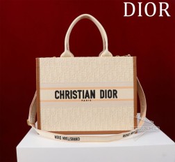 DIOR Tote+配肩带最新系列,被种草了这个包,可以背的托特来了,既保留了包型的简洁,又兼具了大包的大容量,既可手拎又可斜跨,完全满足日常出行需求,经典的动物刺绣,标志性的字母,时尚百搭又满满的复古气息Size:361627cmSize:262112cm