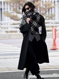 （全智贤同款，百分百对版）Burberry可遇不可求的王炸级单品，绝对是独家级别，工艺与材料完全与正品无区别，粗犷耐用，厚实保暖 立体感十足，百分之百对版 冬季里绝对不能少的一件单品，但是你千万别拿市场上廉价的货色来磕碜自己 这款围巾可以承包一辈子的爱，明星达人一起追捧款。创造时尚不羁的造型，保暖系数无敌 不管你是大明星还是素人，围上都是一样的气场全开～男女适用，最佳情侣款 超值到哭 自留必须自留哈.182x30厘米 -%精选羊毛，手工穿线包边