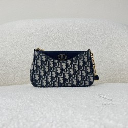 迪奥 D家 这款 Hobo Avenue 迷你手袋,采用蓝色 Oblique 印花面料精心制作,搭配两个可拆卸的小袋,实用百搭。设计高雅,搭配皮革和链条肩带,以同色调珐琅 CD 链环打造。可肩背,作为本季各式造型的点睛之笔。尺寸:21×13×5cm