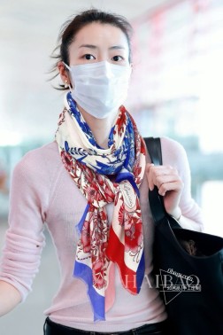  GG羊绒长巾 【GG彩色花卉长巾】极力推荐款 重磅进口纯羊绒围巾，最好的羊绒纤维，没有一丝杂色，真正的奢侈品中的极品，质感显得更加奢华，手感棒极了 质感品质不想多做描述 只想说，能遇到就是幸运 尺寸：cm，%精选纯羊绒