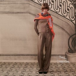 羊绒新款 买了都说好看 推荐 爱马仕双面同色羊绒方巾【玛雅森林双面同色】，顶级工艺超值 爱马仕专柜爆款 立体呈现图案纹路实物档次极高 特殊工艺高端研发惊艳问世 特殊尖端工艺处理 受到白富美的喜欢 无论是品质 款式 价格都令大牌控的她们尖叫 超高性价比 绝对值得入手 尺寸：cmcm，70%羊绒+30%真丝