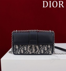 迪奥 新款【银扣】这款 East-West 链条手袋采用蓝色 Oblique 印花面料精心制作经典优雅的设计提升 30 Montaigne 系列的格调。同色调光滑牛皮革翻盖饰以银色饰面金属旋钮式 CD 扣环灵感源自 Christian Dior 香水瓶的封口。背面 30 Montaigne 压花标志等其他细节突显利落的风格。搭配饰以皮革带的可拆卸链条肩带,可手提、肩背或斜挎。尺寸:21 x 12 x 6 厘米(长 x 高 x 宽)编码:77027