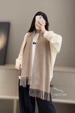 【纯羊绒版本】出口订单 罕见的重磅织造高密度工艺。细节感满分 MaxMara格调依然呈现的同时还有另一面净色。超好的手感。这样的Max真的每年看都觉得好看 羊绒的面料，超级柔软亲肤，非常保暖。精致的纹路，只有客供面料才能达到这样的水准，手感好的不要不要的 三个配色，随性时髦，围在身上的姿态，超脱而美好 现在围真的真的刚刚好 规格30cm羊绒款