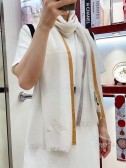 【 Loro Piana羊绒细腻质感】高级有品味，高级有调性，包容各种身材和气质，秋冬必备！！！！肉眼可见的好品质，好款式，喜欢这种稳稳的时髦感和高级感，上身有着一种孤傲的气质，自由的感觉，进口羊绒纱线，质感超级好！！！无敌软软糯糯感！绝对是一条审美不过时的单品！！！尺寸规格：70cmcm羊绒长巾！三个色。