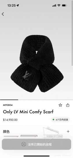 LV羊毛皮草披肩系列 羊毛披肩有了新感觉，真的美爆了，很有质感 敲黑板的说下~这样的款式工艺真的太令人赞叹了，奢华又时髦的感觉 这款是在经典款的基础上融入了手工纯色皮草，更加个性和时髦 也不愧为LV的顶级系列，真的很重磅 关于手感啥的，就完全不用担心，完全一样的！僧多肉少能不能抢到看缘分了 尺寸是11720cm，超级保暖