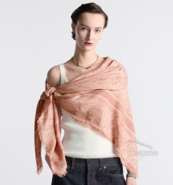 新款 迪奥羊绒须边方巾【D动物园大方巾锁边】 抢 VIP推荐 下手一定要快【高端 大爱 纯羊绒 婴儿触感舒服到飞 女人尤物 货极少 四季都可以用 真心美的让人非常非常心动 上身效果简直美翻了 品质非常完美 整个围巾给人大牌气场的同时又非常精致秀丽 绝对值得入手的新款 实物一拿到就会庆幸自己是女人的绝美好货 值得品鉴 完美气质品味Ditails首选 VIP们 上 尺寸：cm，%羊绒