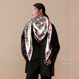 羊绒新款 买了都说好看 推荐 爱马仕双面同色羊绒方巾【马术错综交叠双面同色】，顶级工艺超值 爱马仕专柜爆款 立体呈现图案纹路实物档次极高 特殊工艺高端研发惊艳问世 特殊尖端工艺处理 受到白富美的喜欢 无论是品质 款式 价格都令大牌控的她们尖叫 超高性价比 绝对值得入手 尺寸：cmcm，70%羊绒+30%真丝
