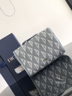 迪奥 顶级原单Dior-迪奥专柜最新款Dior Lingot 洗漱包 官网同步 原单品质 采用棉质帆布打造 金属覆层黄铜“DIOR”标志 内侧饰以“DIOR”压花标志 双向拉链开合搭配磁性皮革翻盖 款式新颖 独特魅力 百搭休闲 出街帅帅哒尺寸:21.512.510.5cm型号S72ADCA418CDP灰菱形(337723)