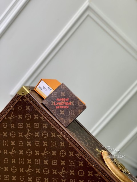 LV M11716 Monogram Dust 帆布短夹，褪色花设计