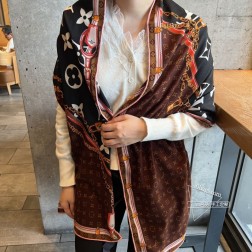 上新 驴家——无与伦比的经典 看多久都不会腻歪的款 【双面印 同色长巾】 高定版 超精手工卷边。65尺寸 新高级品味！】春夏搭配白衬衫更是又气质又时髦，秋冬搭配大衣超级显品味，懂得搭配的姐妹一定要入手！！柔软软糯顺滑！赋予了围巾非常容易造型，非常重磅奢华的设计，上身却别样衬得人高贵气质！简单的打底配此款围巾，简单的搭配却给人非常舒适有品味的大牌感…推荐！！