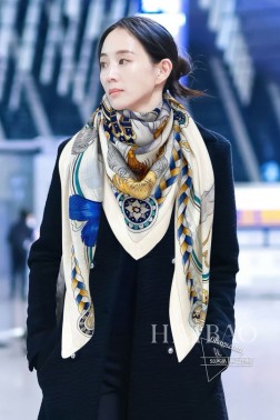 羊绒新款 买了都说好看 推荐 爱马仕双面同色羊绒镶边方巾【甜蜜的鞍具镶边】，顶级工艺超值 爱马仕专柜爆款 立体呈现图案纹路实物档次极高 特殊工艺高端研发惊艳问世 特殊尖端工艺处理 受到白富美的喜欢 无论是品质 款式 价格都令大牌控的她们尖叫 超高性价比 绝对值得入手 尺寸：cmcm，70%羊绒+30%真丝