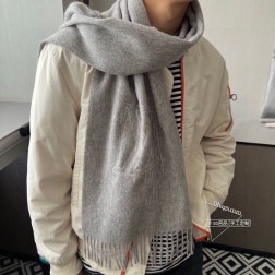  LOUIS VUITTON · 路易威登 驴家的男款围巾就且买且珍惜吧 - 男款真的很少，一年也就出几款，都是出口订单所以比较难遇。男人的东西讲究少而精，好看的男款一定要收！这款LV男士围巾，款式很有男性魅力，是男款里非常Classical的设计，经典大方 上身效果无敌好看 大气简约，超级好看的男神配色，任何男生都会喜欢的款吧，以醒目刺绣演绎 LV 字母和 Monogram 花卉，有质感不张扬~尾单余一丢丢福利大家~ 规格30cm搭配正装或者搭配休闲装都很合适~对折挂围或者绕圈围都完全可以，绅