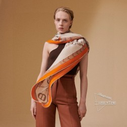 羊绒新款 买了都说好看 推荐 爱马仕双面同色羊绒方巾【骏马跃动双面同色】，顶级工艺超值 爱马仕专柜爆款 立体呈现图案纹路实物档次极高 特殊工艺高端研发惊艳问世 特殊尖端工艺处理 受到白富美的喜欢 无论是品质 款式 价格都令大牌控的她们尖叫 超高性价比 绝对值得入手 尺寸：cmcm，70%羊绒+30%真丝