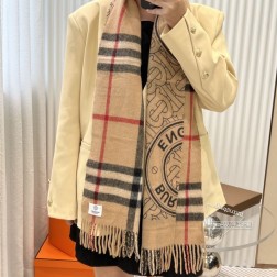 细节图来咯Bur新款双色双面徽标羊绒围巾，徽章应花系列男女通用款 大气简单 双面的设计一条等于两条，双面不透色，秋冬费时费力 工艺复杂 全新焕彩logo镶嵌其上 提升整体品味 手感柔软顺滑 秋冬最新出货 高端必备！尺寸30cm，成分90羊绒10羊羔绒！手感细腻。送人自留都OK