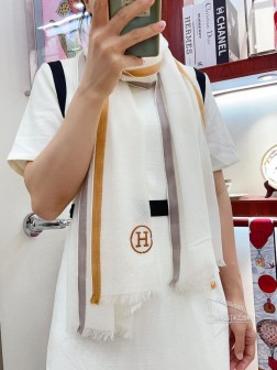 【 Hermes羊绒细腻质感】高级有品味，高级有调性，包容各种身材和气质，秋冬必备！！！！肉眼可见的好品质，好款式，喜欢这种稳稳的时髦感和高级感，上身有着一种孤傲的气质，自由的感觉，进口羊绒纱线，质感超级好！！！无敌软软糯糯感！绝对是一条审美不过时的单品！！！尺寸规格：70cmcm羊绒长巾！三个色。