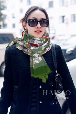  爱马仕羊绒长巾 【珍奇乐园长巾】极力推荐款 重磅进口纯羊绒围巾，最好的羊绒纤维，没有一丝杂色，真正的奢侈品中的极品，质感显得更加奢华，手感棒极了 质感品质不想多做描述 只想说，能遇到就是幸运 尺寸：cm，%精选纯羊绒