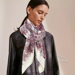 羊绒新款 买了都说好看 推荐 【蕾拉的花园双面同色】双面同色羊绒方巾，顶级工艺超值 爱马仕专柜爆款 立体呈现图案纹路实物档次极高 特殊工艺高端研发惊艳问世 特殊尖端工艺处理 受到白富美的喜欢 无论是品质 款式 价格都令大牌控的她们尖叫 超高性价比 绝对值得入手 尺寸：cmcm，70%羊绒+30%真丝