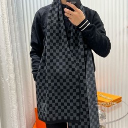 重磅来袭 免代购 极品 棋盘格今年最火的围巾 全世界都在抢的老花字母款 主打的限量大极品 专柜也是有钱也很难买到的好玩意儿 正儿八经的好东西，真材实料一模一样，这样的一条非常耗原料 据说目前很多专柜断货~~真的相当的百搭，上身气质UpU 有正品的拉出来再对比下我们的，简直一模一样，标签编号吊牌主标什么的都是一模一样 代购卖＋，买到偷着乐吧，这是一个香港公司的出口订单 总之是惊喜。不要嫌少，这种规格越来越少且珍惜。上身效果气场非常强大！纯手工精梳处理。绝对是重磅！不同于希望的围巾组织构造，这款围巾