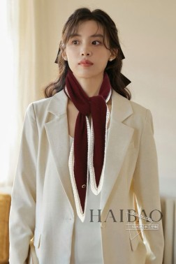  Loro piana 独家牛货 【LP金丝条边小三角巾】时尚高贵！ 火爆的多功能小围巾 ，金丝边的加入而与众不同，柔软纯羊绒小围巾佩戴时围裹颈部或搭配不同的服饰，增添一份美感，%羊绒原料