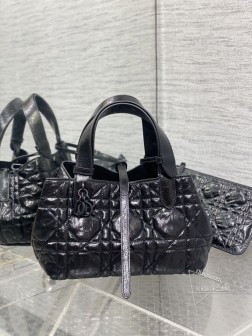 迪奥 超大菱格的设计,搭配经典的字母配饰摩登时尚感十足包身结构十分柔软小牛皮材质高级感满满别具一格的扣饰扣合时侧面可折叠容量非常nice,还贴心的配有一枚内袋,方便收納小物品哦size231515cm