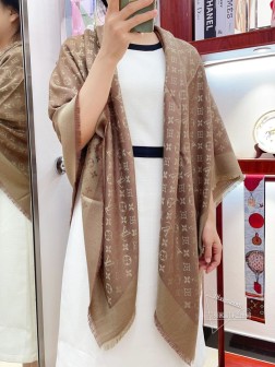 【深咖色】最强牛货 自由进出专柜无压力 皇室LV路易威登极品硬货 品质极好极好的 经典Monogram暗纹图案风靡了全世界。是个人都见过的一款 可是你未必见过最高端的 女人的衣柜里面绝对不能少的一件单品，但是你千万别拿某宝廉价的货色来磕碜自己 既然选择驴牌，你就一定选择有灵魂的东西 精工高密度字体无比清晰 面料为最顶级高原开司米尔羊毛真丝(和专柜一样) 手感柔软丝滑 奢华有质感！这款披肩将真丝与羊毛相混搭，质地柔软而温暖，饰有同色调的Monogram图案。饰有Louis Vuitton Pari