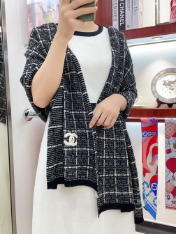 CHANEL新款 专柜同款顶级旷世绝美 CHANEL经典纹路披肩【金丝款】 CHANEL绝美百搭款 专柜限量哦有钱都很难订到 顶级纯羊绒，品质上乘手工缝制精美LOGO自用绝对高大上独家实物拍摄！所见所得，颜色超正顶级好货不等人，特殊渠道货卖一个少一个绝对的顶级好货，任何一个细节都是专柜的节奏尺寸：65顶级澳洲进口纯羊绒 重磅推荐