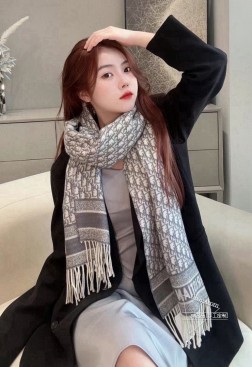 P爆款到货 超级推荐 【D标志条形图案长巾】 爆款 ！专柜最新款式 双面羊绒 超百搭！超显气质！！大爱 大爱 采用%克什米尔进口羊绒面料!这么大比重的羊绒真的超级少见!羊绒有世界公认的“软黄金”之称，手感柔软细腻这款围巾超级大，尺寸达到45cm，整体是双面织造的 ，不管是拿来做围巾做披肩 都是不二的选择!