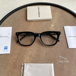 最新款Gauss 系列 Gauss型号为GENTLE MONSTER2024光学系列BOLD产品。该系列以全新视角诠释光学廓形,呈现出独具先锋感与未来感的设计风格。镜框采用板材材质。方形前框自带质感,恰到好处的颜色搭配为产品增添了深邃感与现代感。镜腿线条平滑流畅,末端自然收窄。BOLD特有标识巧妙融于镜框与镜腿之中,精致细节尽显品牌独特审美正面 146.9mm, 镜脚 148.2mm宽度 49.3mm, 高度 39.7mm鼻梁 24mm秘特殊渠道货源秘㊣配图片白色独家全套包装(礼品袋+发票+外盒