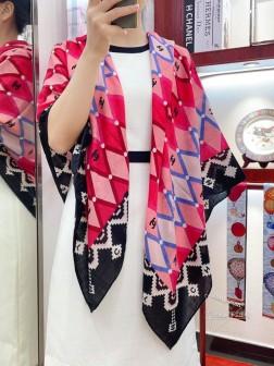 CHANEL【CHANEL菱形标】羊绒方巾 抢 VIP推荐 下手一定要快【高端 大爱 纯羊绒 婴儿触感舒服到飞 女人尤物 货极少 四季都可以用 真心美的让人非常非常心动 上身效果简直美翻了 品质非常完美 整个围巾给人大牌气场的同时又非常精致秀丽 绝对值得入手的新款 实物一拿到就会庆幸自己是女人的绝美好货 值得品鉴 完美气质品味Ditails首选 VIP们 上 尺寸：cm。丝绒款