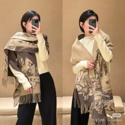 战马加厚高品质到了Burberry 匠心巨作 · 经典大格双面提花羊绒围巾 一面是经典羊绒大格子，一面是战马图案 品牌首席创意总监Riccardo Tisci 最喜爱的标志之一。专柜热卖的新款，非常厚实保暖 织造太复杂，耗时太长了，售完无补的 尺寸45cm，B将双面设计不只一次用在了围巾上，效果是超级棒的，专柜售价7000+ 听工厂说这货让后整厂也是很头疼的，不能用传统围巾草拉绒的起绒方式，因为把底绒拉起来的同时，也会损坏纱线，所以用了零点底绒法 这个词大家都没听过吧，这是围巾后整的专业术语，技