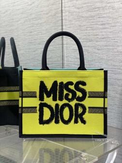 迪奥 Tote最新春夏系列,MissDior刺绣图案夏日气息扑面而来高级的拼色,标志性的字母超大容量的设计 ,凹造型神器 时尚精必入款,容量也是妥妥的各种杂物往里面丢就好了size361828cm