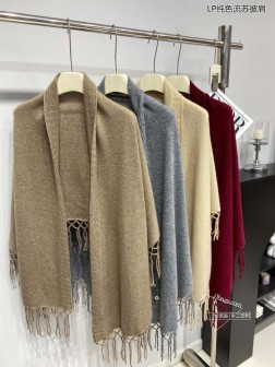 上新 Loro piana 独家牛货 【LP纯色流苏披肩】 多功能披肩想怎么围就怎么围,简约百搭,舒适保暖,精致与品位共存,凹造型必备的百搭神器,全部今年流行色 采用%康赛妮山羊绒.卖一条少一条的好货 且不用担心面料因为出口的原料固色度都是一级定期抽查...一等一好货