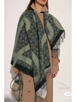  原单版本，罗意威LOEWE棋盘格羊绒毛毯 罗意威作为西班牙 的顶尖奢侈品牌，秉承传统，技艺，热诚，散发独特的西班牙贵族气息！围巾整体构图为他们品牌最经典的老花LOGO风格设计。双面全覆盖 Anagram 提花棋盘格图案对比色缝线边缘，角落饰有 LOEWE Anagram 压纹皮革贴片，大毛毯子可以直接铺盖 当作披肩 围巾，好不好货一眼就能看出来 纹路细腻到爆，0多克大毛毯 一毯百搭 凹造型神器，四边是纯手工设计包边 ，走到哪里都不怕冷，规格，cm ，成分，10%羊绒，90%羊毛，