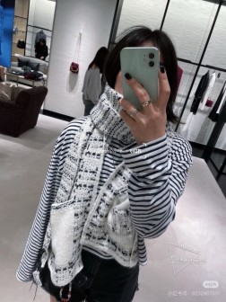 香奈儿带口袋针织围巾 直跺脚地喜欢!高级又带点时髦的趣味!!当之无愧最主打的秋冬系列~ 冬日给我们自信的款排第一位的,非重磅的稀缺的高级围巾莫属!!如果高级不撞款围巾今年只有一款预算,只想收一条,那这款一定要重点推荐!!真的是毫不费力的时髦典范,是大牌时髦典范!!在冬天围上一件这样的高端羊绒围巾,真的很有幸福感满足感!!!!正面采用%羊绒质地,搭配别出心裁刺绣设计,这样的结合真心是纯粹的高级和时髦感,瞬间有了有趣的灵魂!!30cm的尺寸,非常好驾驭!!亲妈价格咆哮推荐!