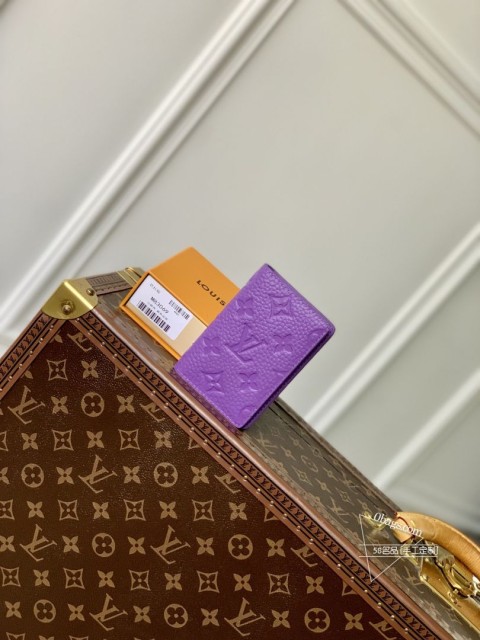 LV M83069 紫色芯片款钱夹，全粒面Taurillon皮革，浮现 LV 字母与Monogram花卉