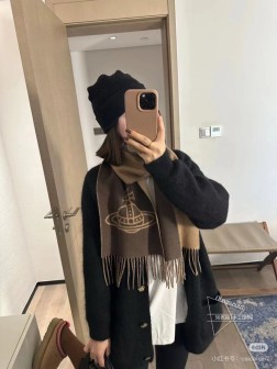  英国朋克教母“西太后Vivienne Westwood”最爱的土星 从精神上，Vivenne Westwood才是最能代表英国人的时尚品牌.本季强推的一款产品.大“土星”Logo提花，土星的意义也是和西太后的设计理念是一致的.面料采用了95%最具张力羊毛，5%羊绒.尺寸：27，双面设计，手感柔软不扎手，超级受追捧的爆款！