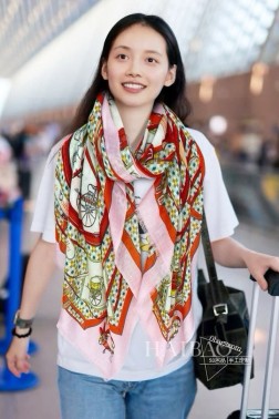  爱马仕羊绒长巾 【新式座驾长巾】极力推荐款 重磅进口纯羊绒围巾，最好的羊绒纤维，没有一丝杂色，真正的奢侈品中的极品，质感显得更加奢华，手感棒极了 质感品质不想多做描述 只想说，能遇到就是幸运 尺寸：cm，%精选纯羊绒