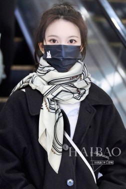 高端定制 CHANEL双面同色羊绒方巾【双C彩虹字母双面同色】 抢 VIP推荐 下手一定要快【高端 大爱 女人尤物 货极少 四季都可以用 真心美的让人非常非常心动 上身效果简直美翻了 品质非常完美 整个围巾给人大牌气场的同时又非常精致秀丽 绝对值得入手的新款 实物一拿到就会庆幸自己是女人的绝美好货 值得品鉴 完美气质品味Ditails首选 VIP们 上 cm %顶级羊绒