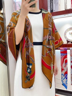 HERMES 牛逼爆款【尊贵之轮】【绝对顶级品质】 超值回馈 绝对会尖叫的专柜品质 此款是H限量款，顶级视觉盛宴 专柜限量色非常奢华 顶级丝羊绒 作品套数多难度高，非仿货所能及 全城独家登陆！海外专柜同步 绝对的顶级好货 HERMES力作！特殊渠道货卖一个少一个 70%山羊绒+30%真丝，纯手工卷边，cmcm！ 重磅推荐