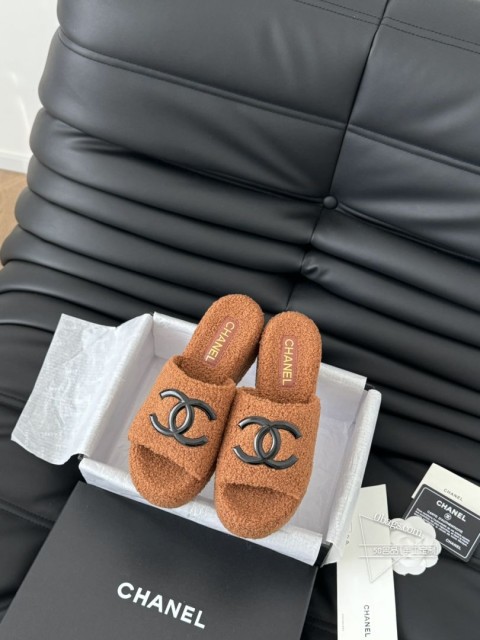 Chanel 24B新款毛毛拖鞋！这款毛拖真的是真太可爱了～柔软蓬松的毛毛，舒服暖脚!增高显腿长!秋 1315