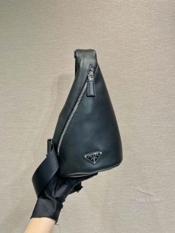 Prada普拉达 2VZ098 胸包 纳帕牛皮 简约风格 图片