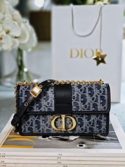 迪奥 蒙田牛仔链条小号这款 30 Montaigne East-West 链条手袋采用典雅的设计,提升该系列的格调。采用蓝色 Denim Dior Oblique 提花面料精心制作,以不规则的石洗效果焕新演绎 Dior 的经典图案,彰显现代魅力。翻盖饰以复古金色饰面金属 CD 扣环,灵感源自 Christian Dior 香水瓶的封口。背面 30 Montaigne 压花标志等其他细节突显利落的风格。搭配饰以皮革带的可拆卸链条肩带,可手提、肩背或斜挎。翻盖开合CD 扣环背面 30 Montaig