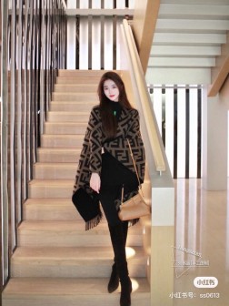 高品质到货 终于出货 芬迪Fendi重磅最新经典FF字母元素双面老花斗篷，大极品，专柜00大洋，也是刚上架的好玩意儿正儿八经的好东西，真材实料非常重磅，这样的一件非常耗原料这个等冬天了专柜绝对也会断货，时下刮起了FF风~~据说很多人去专柜只要是FF都全系列的买 网上也有一些代购图了，你们去看看代购实拍图的锁边啊领标啊卷边啊这个小小系列，再对比下我们的，简直一模一样买到偷着乐吧，就连产品编号也是一模一样总之是惊喜。不要嫌少，这种规格越来越少且珍惜。上身效果气场非常强大！纯手工精梳处理。绝对是重磅！