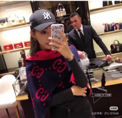  古奇重磅推荐 细节GG标识作为Gucci颇具代表性的传统精髓，始终与系列密不可分，以饱含新意的现代方式推陈出新，呈现不同凡响的层次、风格和设计。这款羊毛真丝混纺围巾上的GG图案经过重新演绎，以大号时尚字体呈现。浅灰色和粉色GG羊毛真丝混纺提花37厘米（宽）x 厘米（长）90%羊毛，10%真丝意大利创作